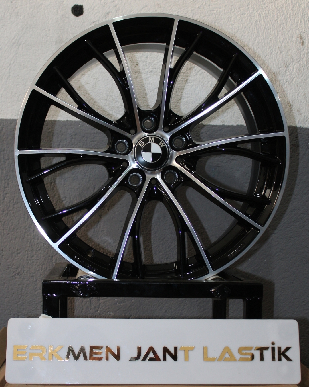 Bu &ouml;zel &uuml;retim BMW M Competition jant, hafif alaşım yapısı ve &uuml;st&uuml;n aerodinamik &ouml;zellikleriyle aracınıza maksimum performans ve estetik katar. Orijinal ekipman standartlarında &uuml;retilmiştir.