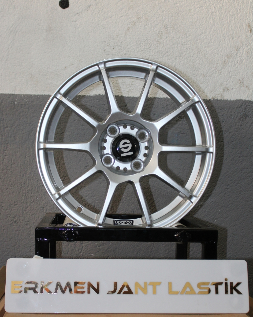 Motor sporlarından ilham alan tasarım. 15 in&ccedil; Sparco Assetto Gara, s&uuml;per hafif yapısı ile aracınızın performansını artırırken 4x100 uyumuyla kompakt ara&ccedil;lara m&uuml;kemmel uyum sağlar.