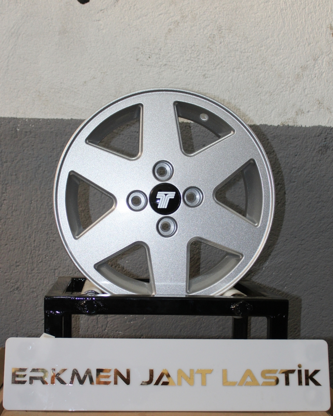 Klasikleşmiş Tofaş tasarımı. Orijinal 6 kol jant takımı, aracınızın nostaljik ve şık g&ouml;r&uuml;n&uuml;m&uuml;n&uuml; tamamlarken fabrika standartlarında g&uuml;venli s&uuml;r&uuml;ş sağlar.