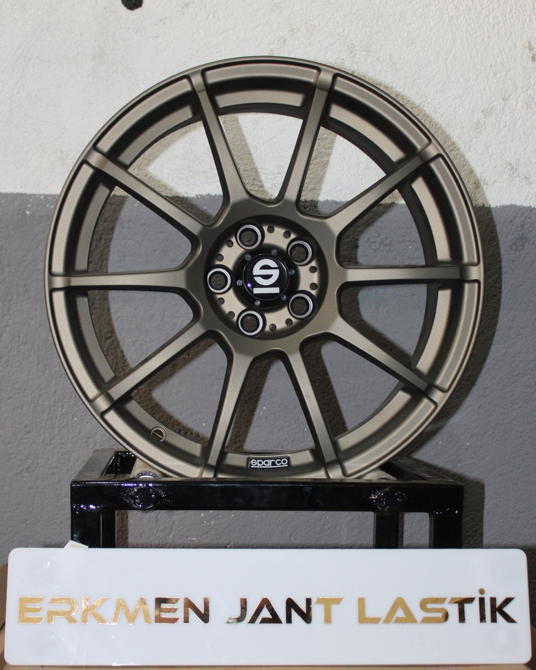 Mat bronz rengiyle fark yaratan 18 in&ccedil; Sparco Assetto Gara. 5x100 uyumlu bu model, zarif ve agresif hatlarıyla aracınıza pist odaklı bir karakter kazandırır.