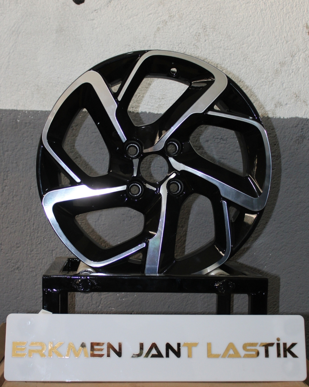 Peugeot, Citroen ve Ford modelleriyle tam uyumlu 16 in&ccedil; jant takımı. 4x108 bijon aralığı ile aracınıza şık bir g&ouml;r&uuml;n&uuml;m ve g&uuml;venli yol tutuşu sağlar.