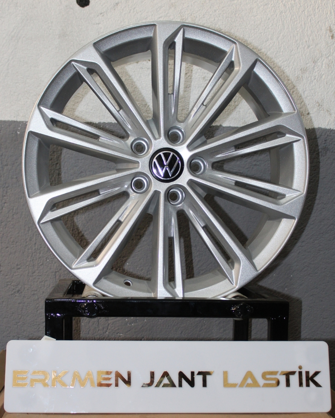 Volkswagen Passat R-Line donanımı i&ccedil;in &ouml;zel Verona model 19 in&ccedil; jant. 5x112 bijon aralığı ile aracınıza sportif ve prestijli bir duruş katar.