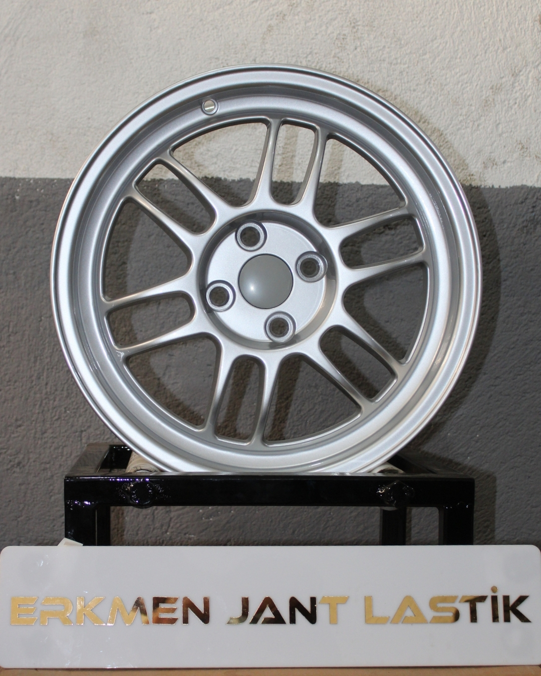 Japon m&uuml;hendisliği Enkei kalitesi. 16 in&ccedil; g&uuml;m&uuml;ş renkli bu jant takımı, hafif yapısı ve 4x100 uyumuyla aracınıza hem performans hem de zarif bir g&ouml;r&uuml;n&uuml;m kazandırır.